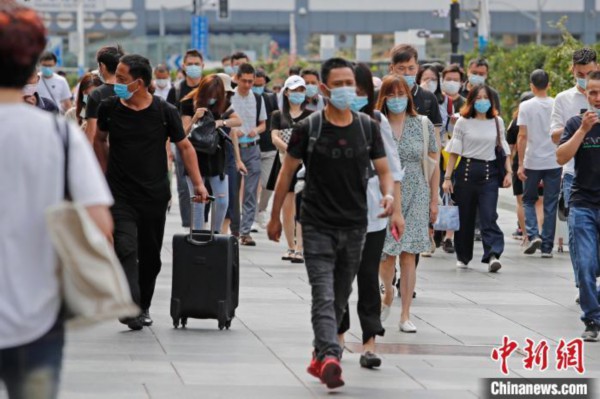 资料图：旅客乘坐列车抵达铁路上海站。　殷立勤 摄