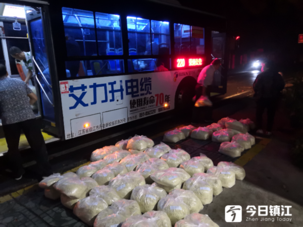 【220路】镇江最长公交线路助力乡镇村民走上致富路 公交车化身“农产品运输车”