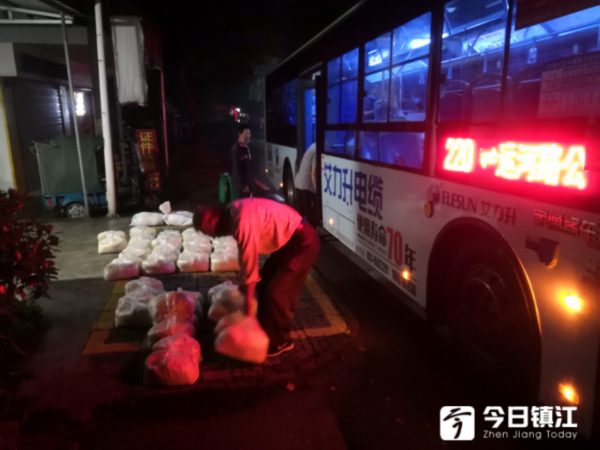 【220路】镇江最长公交线路助力乡镇村民走上致富路 公交车化身“农产品运输车”