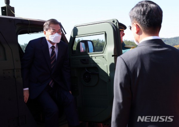 文在寅25日乘战车出席韩国建军节（纽西斯通讯社）