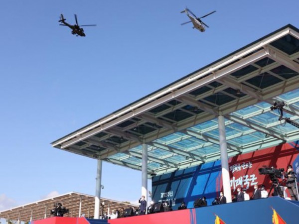 文在寅台上敬礼，头顶阿帕奇盘旋（韩联社）