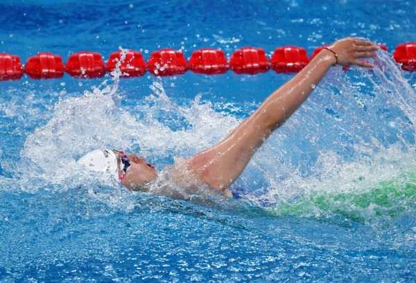 9月26日，浙江队选手傅园慧在女子100米仰泳预赛中。新华社记者李紫恒摄