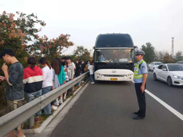 「泗阳中学」排忧解难暖民心 这些瞬间很暖！宿迁交警温情守护平安路