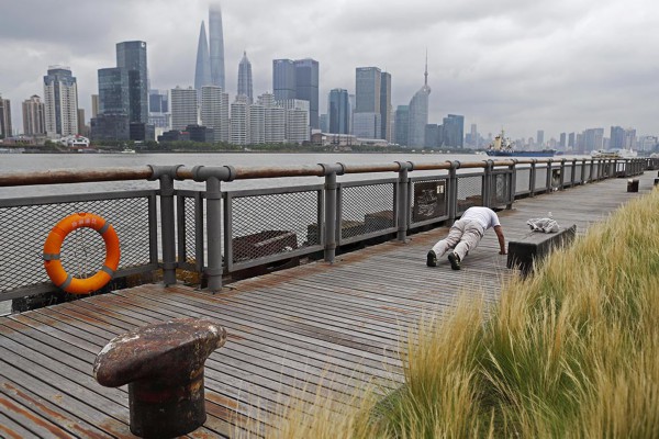 市民在上海杨浦滨江处锻炼身体。 人民视觉 图