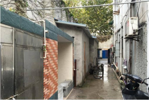 改造前的小区，通道狭窄窘迫。 上观新闻 图