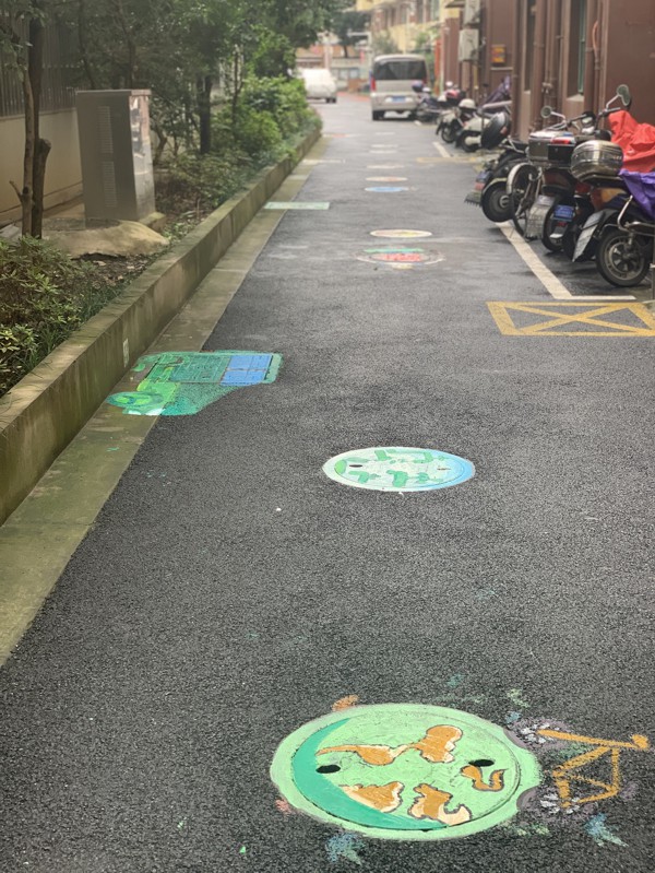 别具特色的井盖  澎湃新闻记者 朱奕奕 图