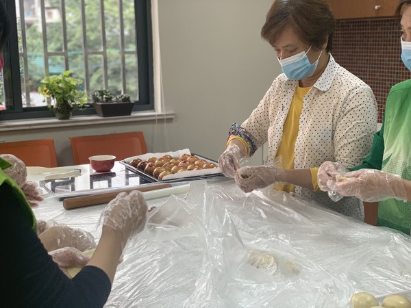 阿姨们在做鲜肉月饼   澎湃新闻记者 朱奕奕 图