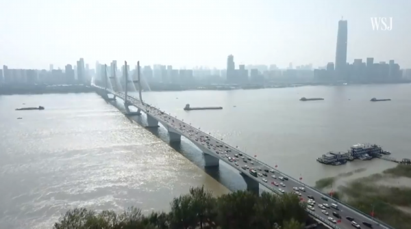 ▲如今交通繁忙的长江大桥，《华尔街日报》报道截图。