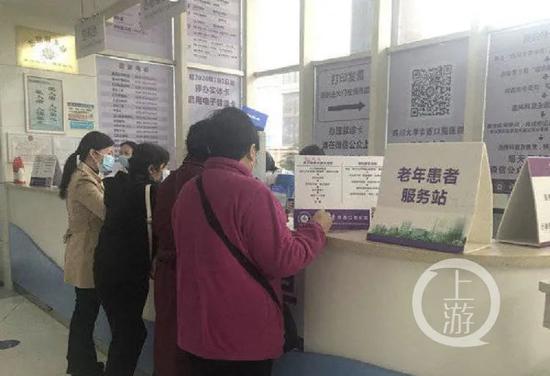 川大华西口腔医院门诊大厅设置的老年患者服务站。/受访者供图