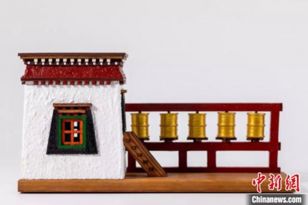 图为第七届旅游文创商品大赛获奖作品&mdash;&mdash;藏元素笔筒。大赛主办方供图