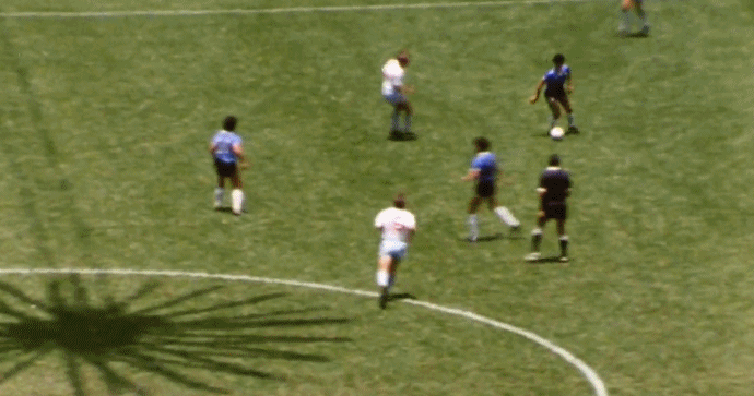 68米的距离，阿斯泰克足球场坑坑洼洼的草皮，5个强壮的英格兰人，这一切都无法阻挡马拉多纳进球。