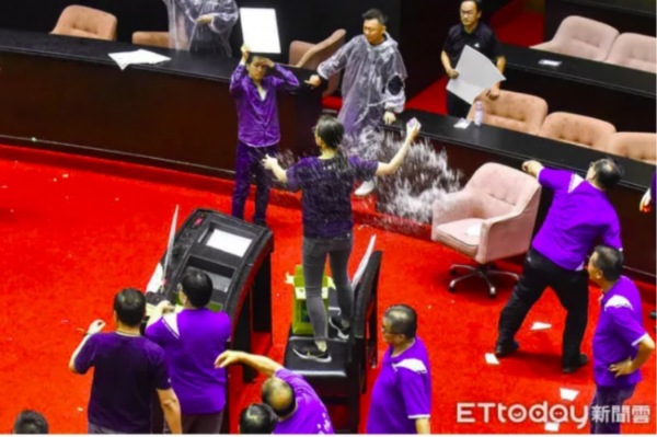 蓝绿7月18日打水仗。图源：ETtoday新闻云