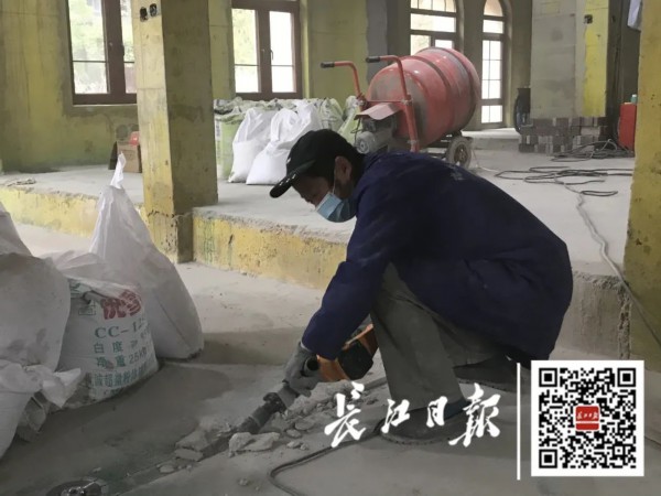 吴桂春在工地工作。