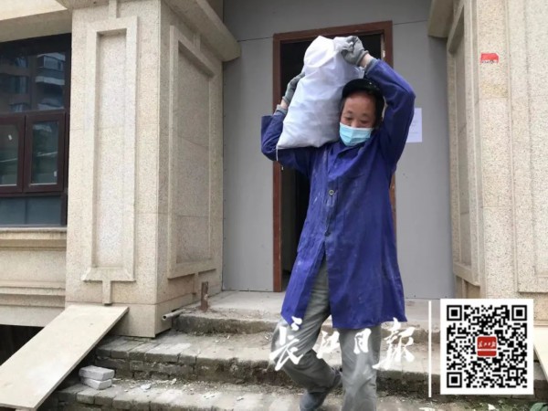 吴桂春在工地工作。