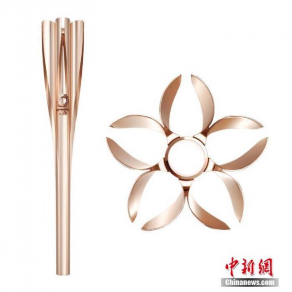 东京奥运会火炬造型灵感源自樱花,颜色为“樱花金”,火炬顶部设计成花瓣状,奥运火种将从五个“花瓣”及中央“花蕊”部分点燃。火炬整体长度为71厘米,总重量约1.2公斤。火炬主要材质为铝材,采用了使用在新干线制造中的铝挤压工艺。 东京奥组委供图
