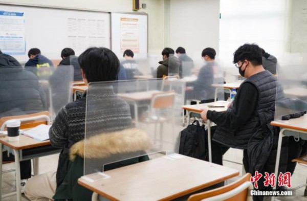 2020年12月3日，延迟近一个月的韩国高考举行。据韩国教育部消息，今年考生约49.34万人，创历史最低纪录。 图为在首尔某考点内，考桌上设有隔板。<a target='_blank' href='http://www.chinanews.com/' _fcksavedurl='http://www.chinanews.com/'><p  align=