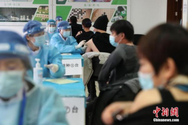 资料图:1月8日,在北京市海淀区学院路街道临时接种点内,医护人员为接种者注射疫苗。 <a target='_blank' href='http://www.chinanews.com/' _fcksavedurl='http://www.chinanews.com/'><p align=