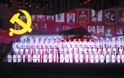 3月13日晚，庆祝建党百年主题文艺作品、大型交响组歌《雨花台&mdash;&mdash;信仰的力量》在江苏大剧院上演。 南报融媒体记者 冯芃摄 