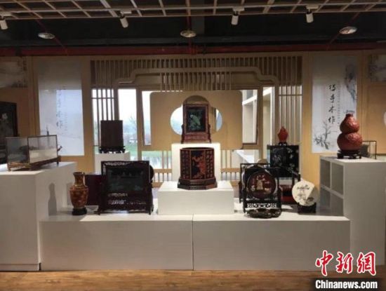 31件扬州漆器精品惊艳亮相世园会，展示扬州漆器髹饰技艺风采。　乔国军 摄