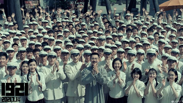 李大钊扮演者李晨与青年学生在一起