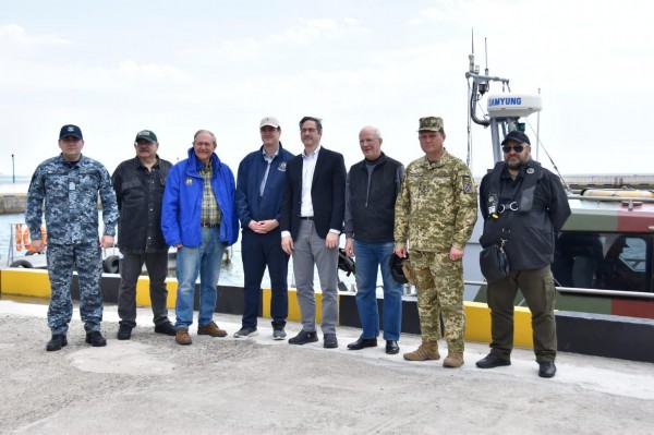 乌克兰国防部管理的脸书公共主页“联合军行动”发布的美国代表登船时的照片