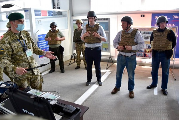 乌克兰国防部管理的脸书公共主页“联合军行动”发布的美国代表在边检站的照片