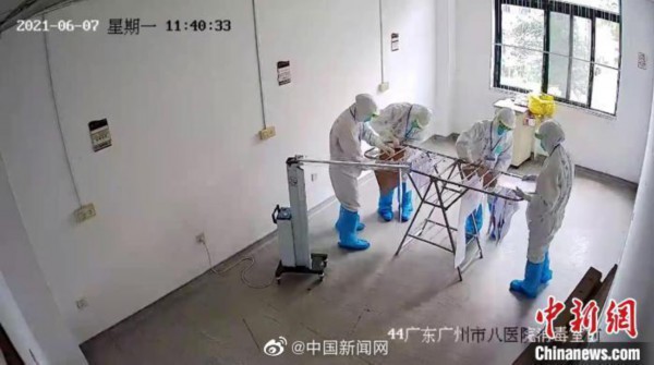 图为试卷消毒现场监控视频截图。广州市教育局供图