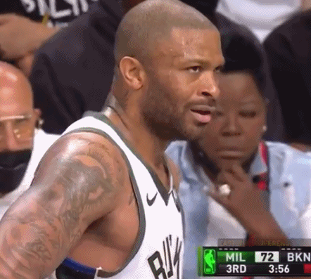 杜兰特妈妈在场边还和塔克发生口角。