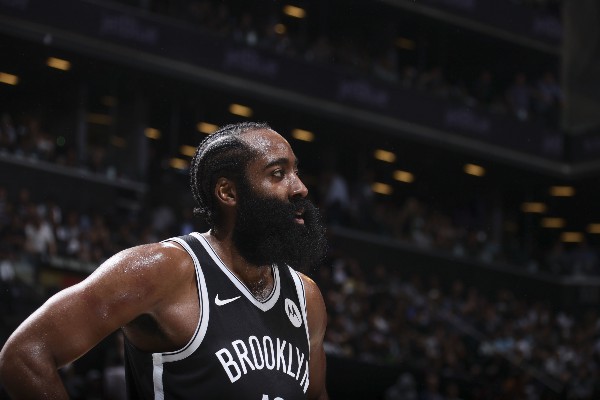 哈登依旧带伤出战。