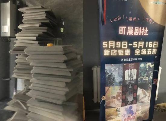 装修待用的隔音棉与开业宣传海报摄图/深燃