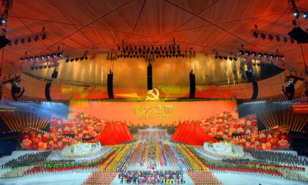 100周年文艺演出曾突遇大雨 演员在雨中完成演出