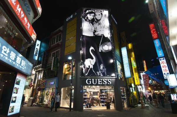 韩国首尔,明洞购物街。/ICphoto