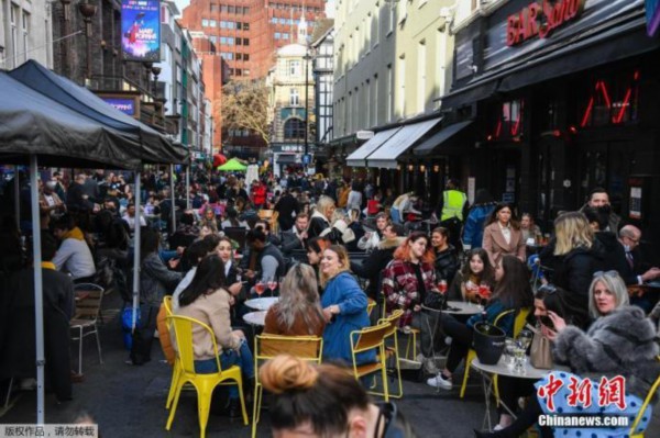 当地时间2021年4月12日，英国进入放松疫情封锁措施的第二阶段。商铺、理发店、健身房等被允许重新开张，酒吧和餐馆也可以在室外营业。据悉，酒吧解封的第一晚，伦敦大批民众在市中心喝酒跳舞，场面宛如狂欢节。