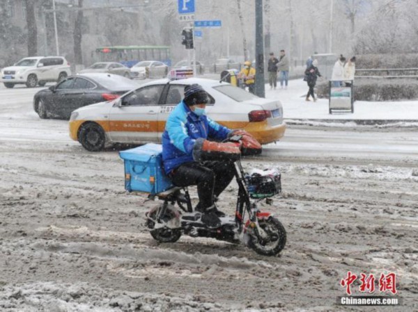 资料图：外卖小哥冒雪送餐。 <a target='_blank' href='http://www.chinanews.com/' _fcksavedurl='http://www.chinanews.com/'><p  align=