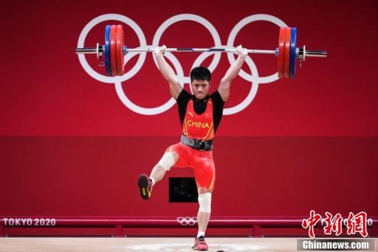 北京时间25日下午，在东京奥运会男子举重61公斤级比赛中，中国选手李发彬以抓举141公斤、挺举172公斤、总成绩313公斤获得冠军。图为挺举比赛中，李发彬&ldquo;金鸡独立&rdquo;举起166公斤。 图片来源：视觉中国