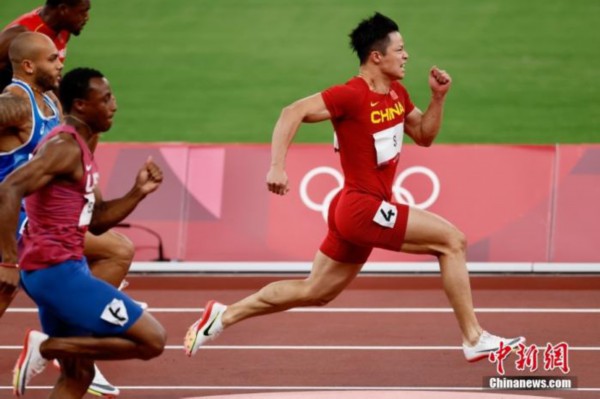 8月1日，在东京奥运会田径男子百米半决赛中，中国选手苏炳添以9.83秒的成绩获得小组第一顺利晋级决赛，并打破亚洲纪录，他也成为了首位闯进奥运男子百米决赛的中国人。图为苏炳添在比赛中。 <a target='_blank' href='http://www.chinanews.com/' _fcksavedurl='http://www.chinanews.com/'><p  align=