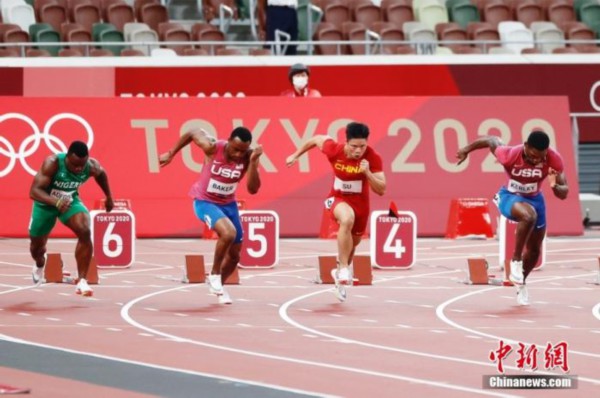 北京时间8月1日晚，在东京奥运会男子百米决赛中，中国选手苏炳添以9.98秒的成绩获得第六名，作为首位闯进奥运男子百米决赛的中国人，他再次创造了历史。图为苏炳添在比赛中。<a target='_blank' href='http://www.chinanews.com/' _fcksavedurl='http://www.chinanews.com/'><p  align=