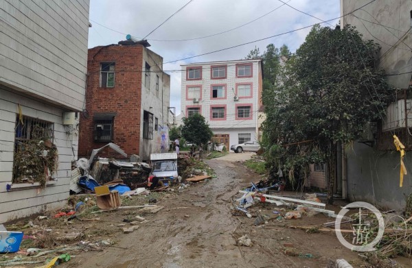 季保权的家在山坡上（开窗），比街道高出2米，水最深时，他家一楼也被淹了一半。  上游新闻 图