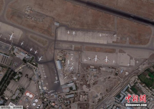 当地时间8月16日，阿富汗喀布尔国际机场，卫星照片显示机场停机坪上人群密集。