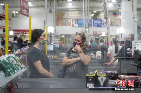 资料图：当地时间7月30日，美国纽约州市民在长岛一家超市购物时佩戴口罩。日前，美国疾控中心更新口罩政策，建议已接种新冠疫苗的民众在高风险区域室内仍需佩戴口罩。