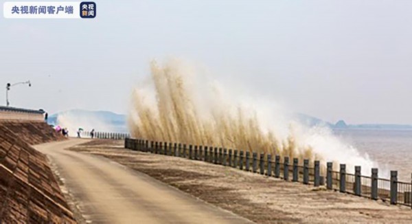 北岸海宁新仓一带南潮正向撞击鱼鳞石塘，呈现成排的冲天潮。