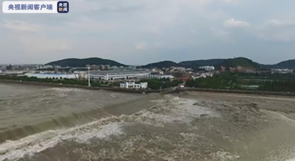 涌潮潮头受到美女坝阻挡，越过丁坝形成漫堤潮