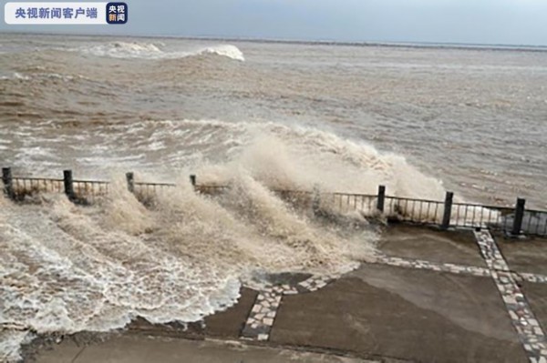 北岸海宁新仓一带东潮斜向鱼鳞石塘，漫过石塘顶，形成漫堤潮。