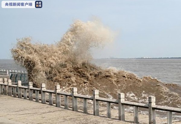 北岸海宁老盐仓回头潮撞向东西塘，呈现冲天潮