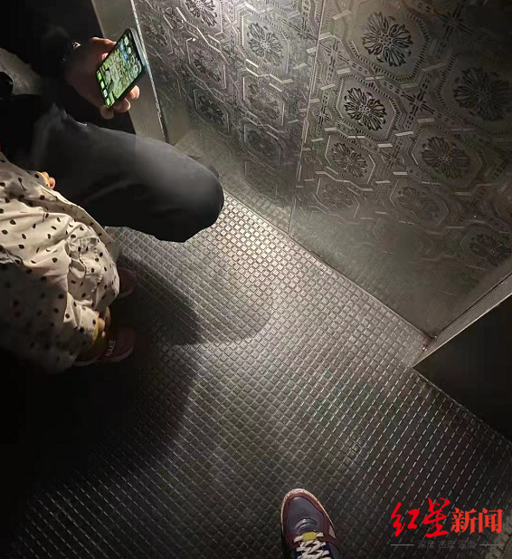 姜女士刘先生一家被困电梯的情形。