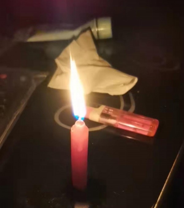 有东北居民翻出了多年不用的蜡烛。