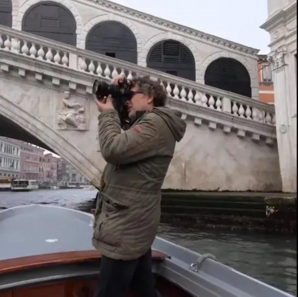 洛朗·德奎克正在拍摄威尼斯运河两岸的建筑