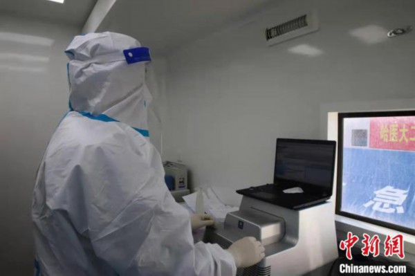 检验师邸智勇正在观察检测结果 李蒋铭 摄