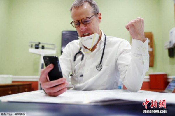 格雷格&middot;古尔布兰森医生与一名患者进行远程医疗通话。