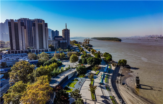 连续晴好天气，整个鼓楼滨江风光带色调变得五彩斑斓。不少南京市民来此沐浴阳光，近距离领略长江风采。记者 董家训 摄